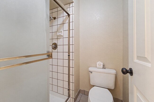 Building Photo - Freshly Updated 4-Bedroom Home with Central A/C & Garage