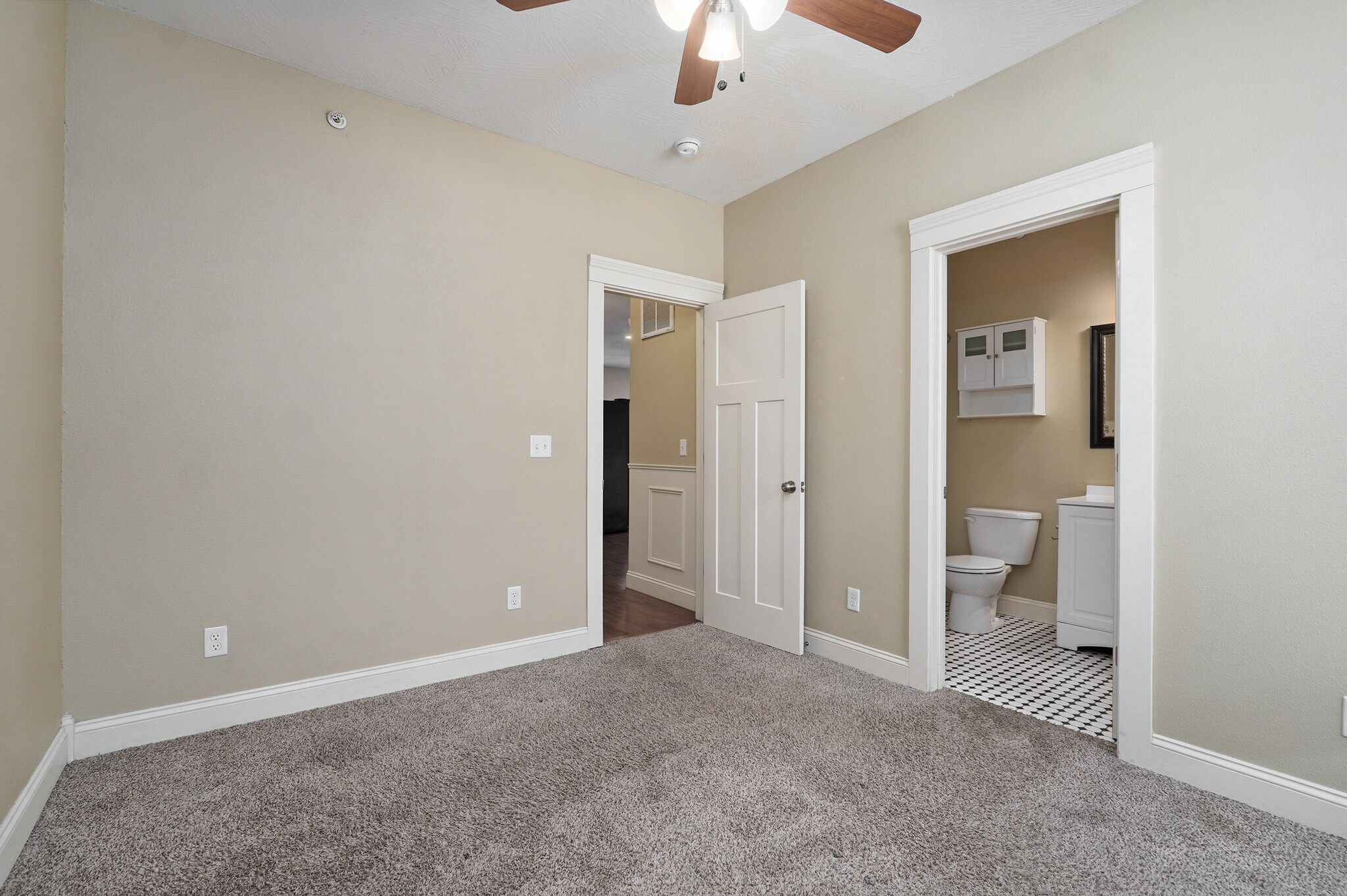 Building Photo - 1046 E Walnut St