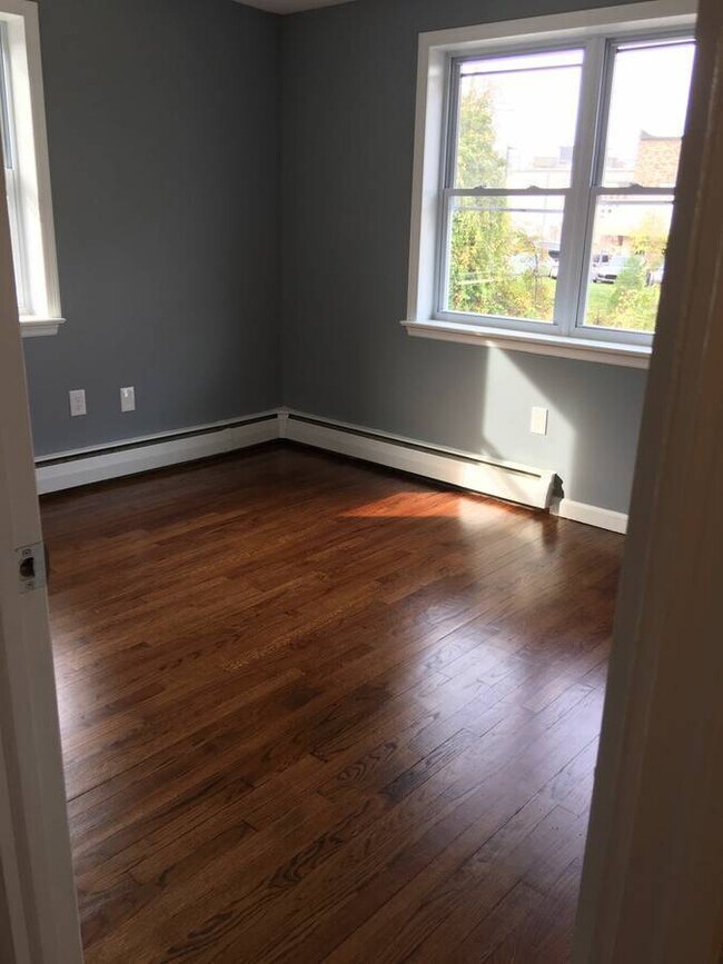 Building Photo - The Executive Sky View Condo (HEAT + HOT Water  Included)