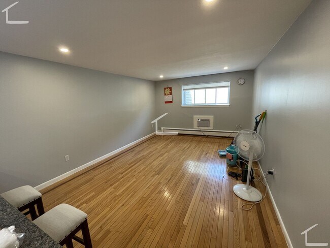 Building Photo - Luxurious 1 bed in Brighton with parking included available 9/1/26