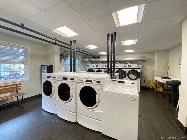 Building Photo - 444 Bedford St