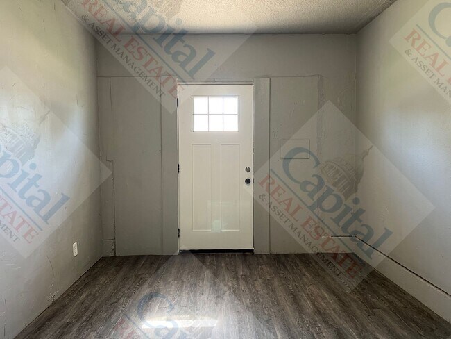 Building Photo - Large 4 Bedroom Home