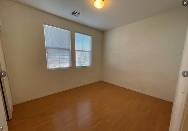 Building Photo - 2 bedroom 2 bath 1 car garage in a gated n...
