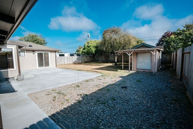 Building Photo - Single Family Home in Mckinleyville!