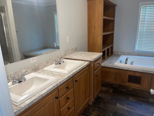 Building Photo - Beautiful 3 Bedroom Home in Lockwood Community!