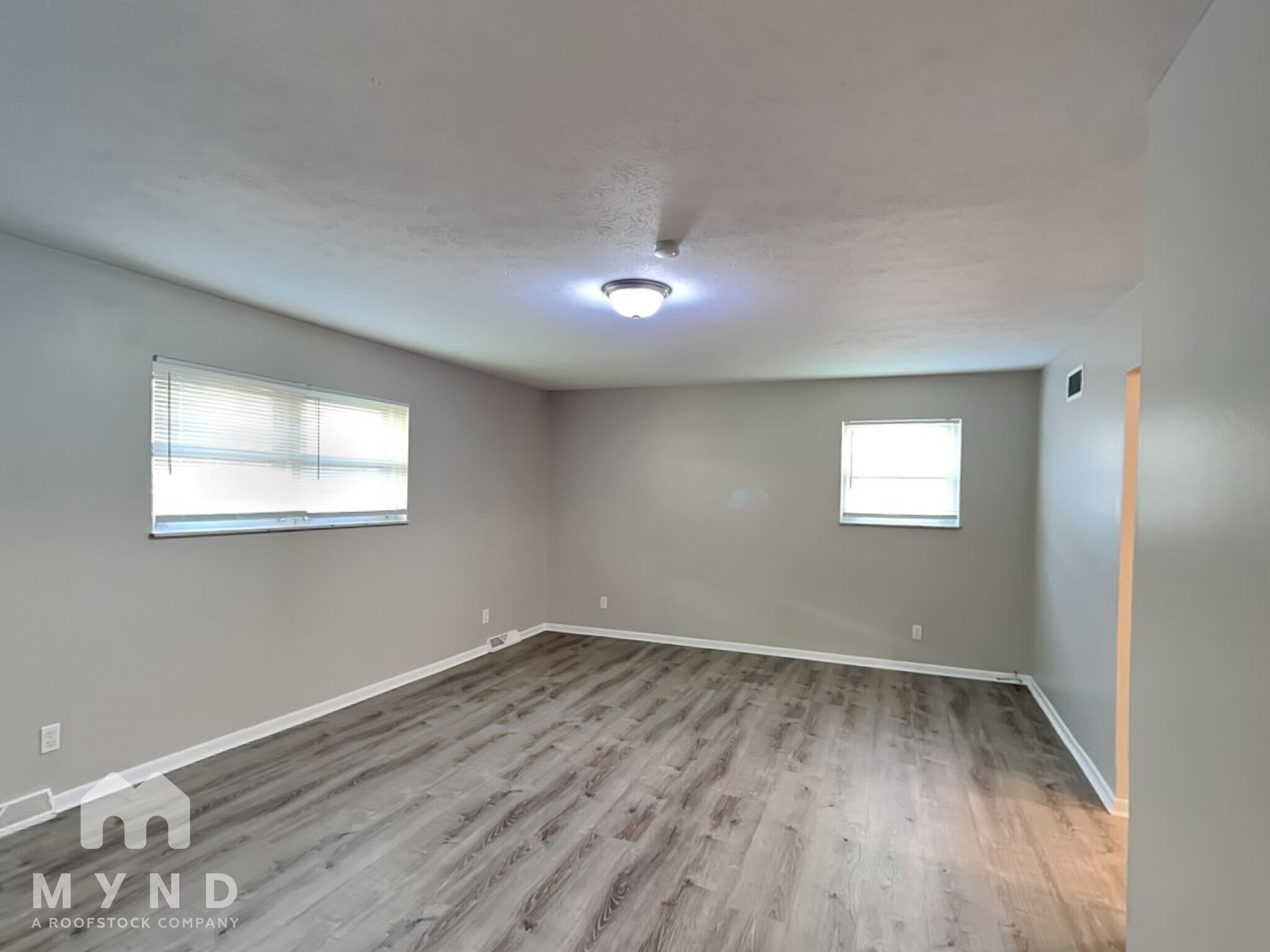 Building Photo - 1853 Tamarack Ct N