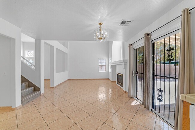 Building Photo - Beautiful 5 Bedroom/3 Bathroom Home in Eas...