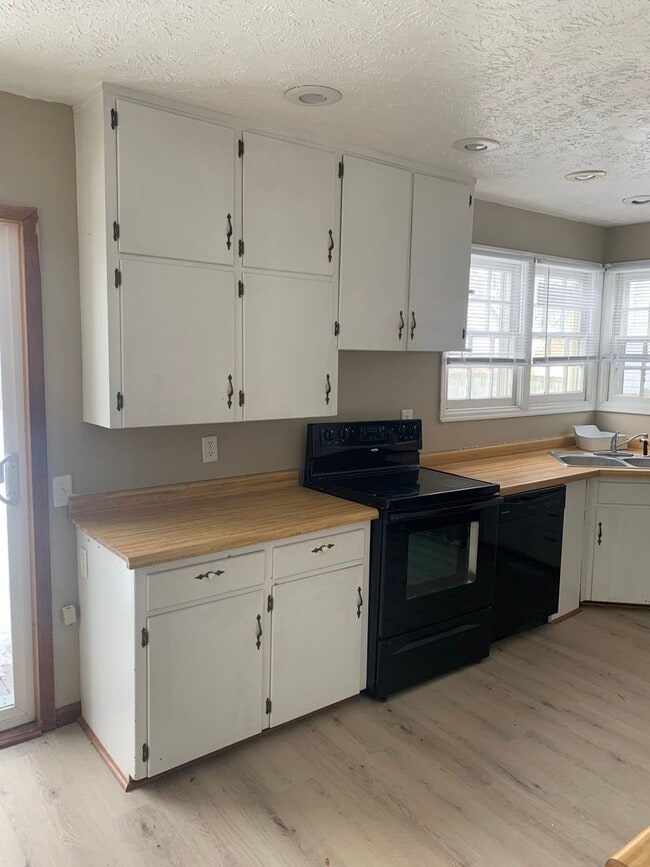 Building Photo - PRICE REDUCED! 4 Bedroom, 1.5 Bathroom House Available, Centrally Located! ¡Casa de 4 dormitorios...