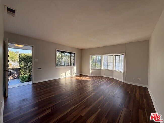 Building Photo - 2939 Oakhurst Ave