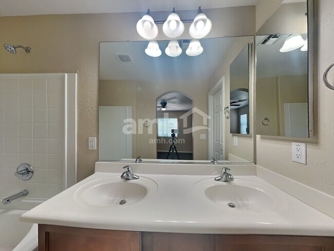 Building Photo - 14241 W Port Royale Ln