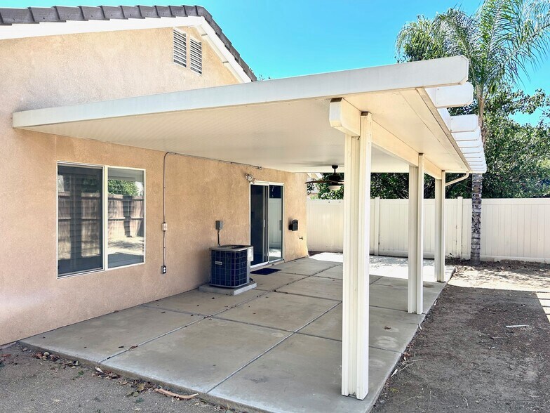 Covered Patio w/Fan - 30277 Twain Dr