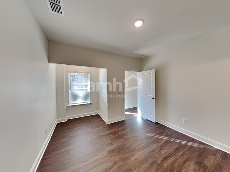 Building Photo - 451 Summit View Ct
