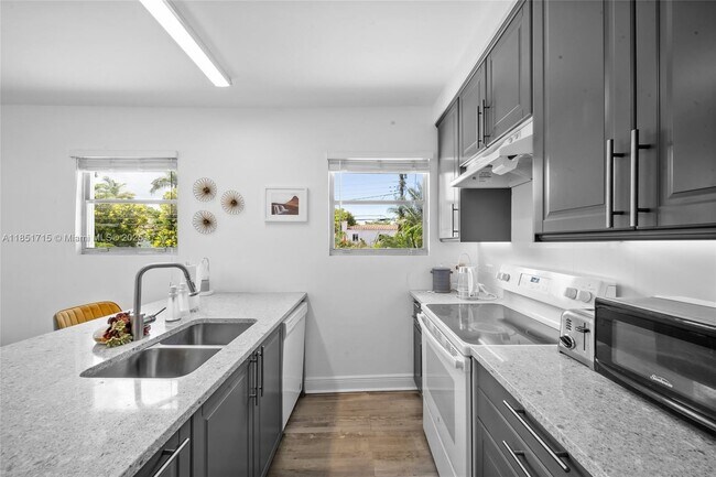 Building Photo - 1520 SW 11th Terrace