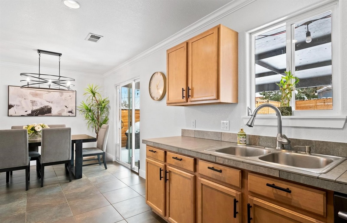 Building Photo - 2184 W Warren Ave