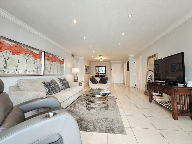 Building Photo - 2030 S Ocean Dr