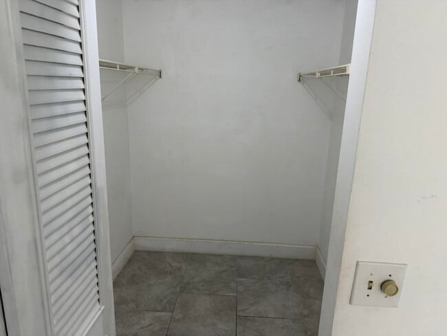 Building Photo - 600 Village Green Ct