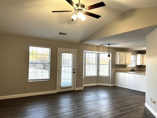 Building Photo - 3604-3604 Meadowlake Dr