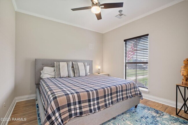 Building Photo - Beautifully updated 4-bedroom, 3-bath prop...
