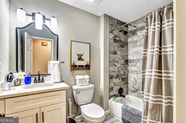 Building Photo - 3017 Valley View Dr