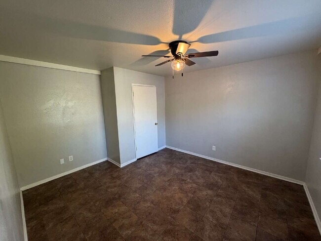 Building Photo - Charming 2 Bed / 1 Bath Back House – Utilities Included