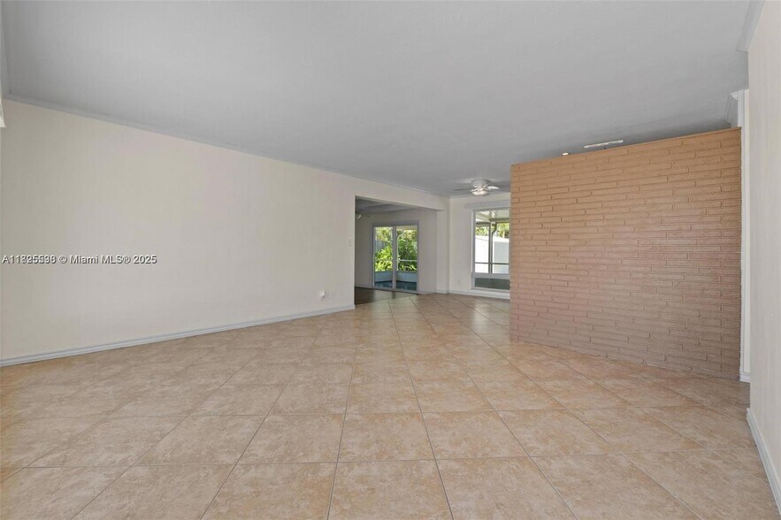 Building Photo - 609 NW 30th Ct