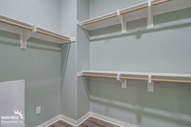 Building Photo - Stunning 3Bdm 2.5Ba Home in the Heart of I...