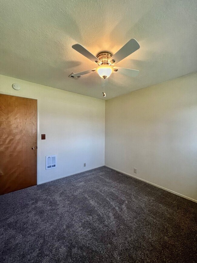 Building Photo - 3 Bedroom, 2.5 Bath House