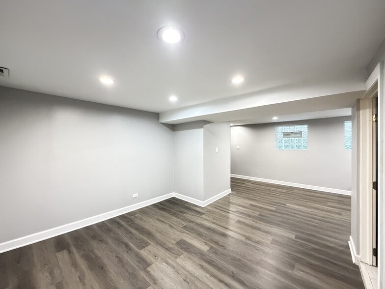 Building Photo - 2617 W Rascher Ave