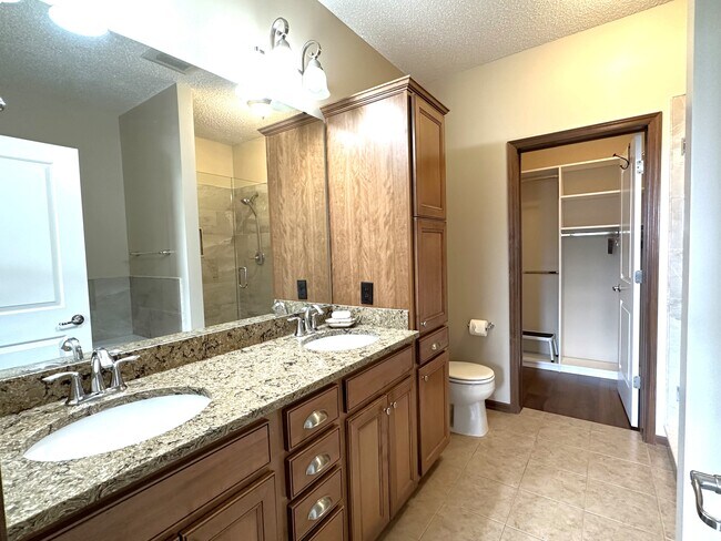 Building Photo - 6218 Shadyview Ln N