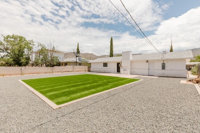 Building Photo - Newly Renovated 3 Bedroom 2 Bath Home