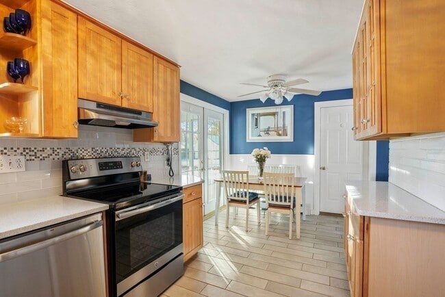 Building Photo - 23 Bradford St