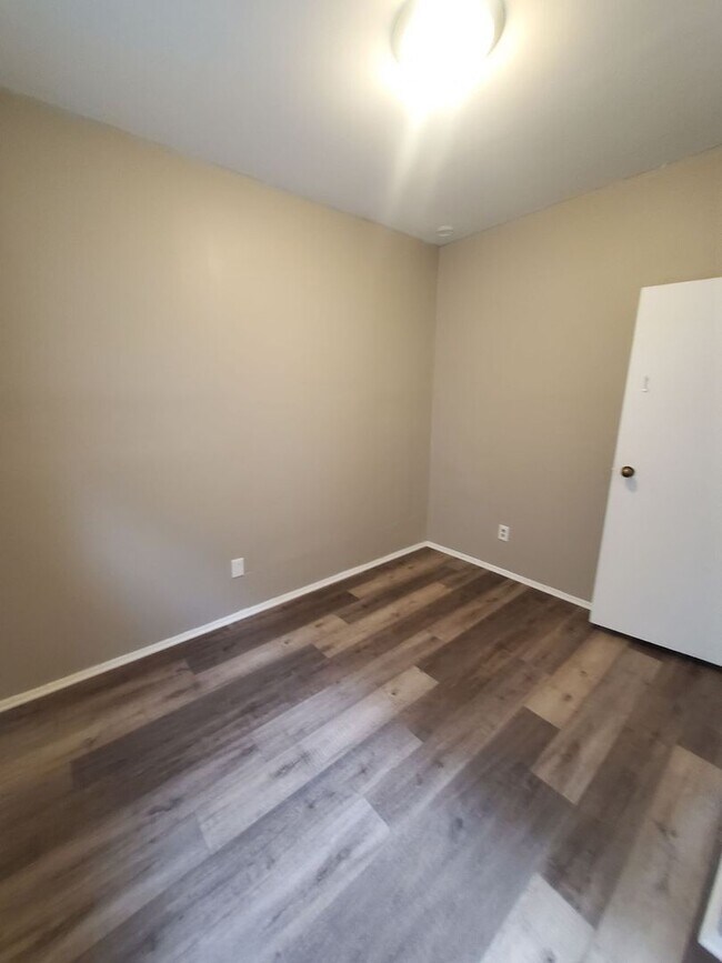 Building Photo - 505-507 W. Burleigh St. (Townhouse)(ACE PR...