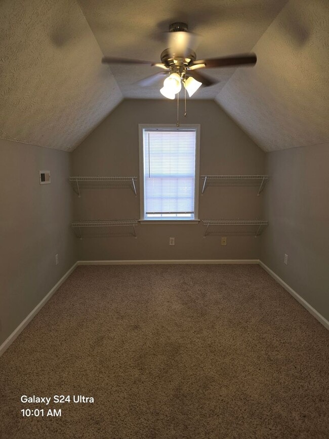 Building Photo - 3 Bedroom, 2 bath house with a bonus room and one car garage.