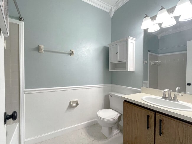 Building Photo - 2/2 Winterset FULLY FURNISHED Townhome!