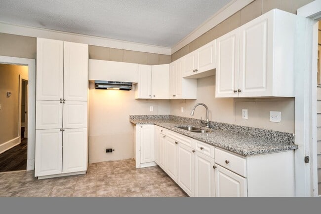Building Photo - Updated 2-Bedroom Duplex – $800/month | Ta...