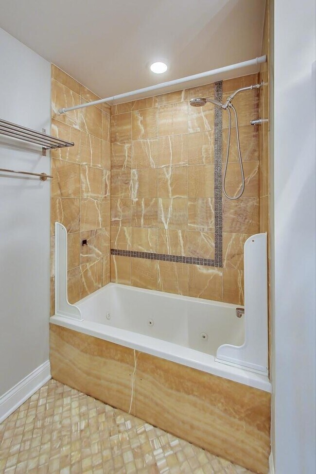 Building Photo - 1910 N Washtenaw Ave