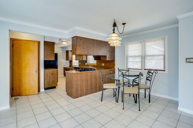 Building Photo - 3 bedroom, 2 bath Ranch -AVAILABLE AUGUST
