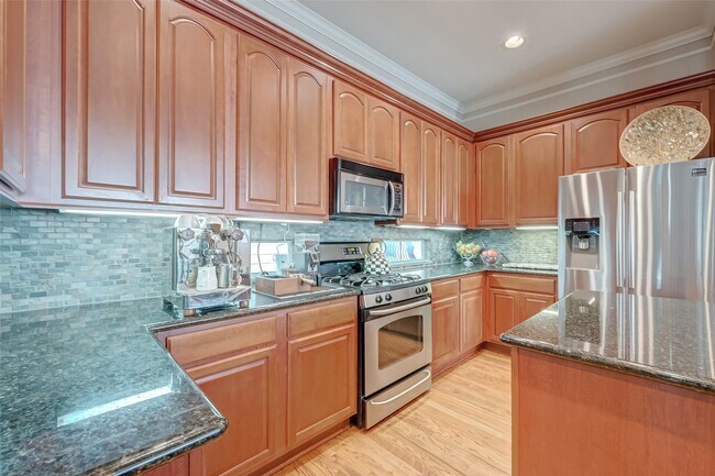 Building Photo - 410 Fowler St