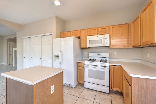 Building Photo - single story / walking distance to school