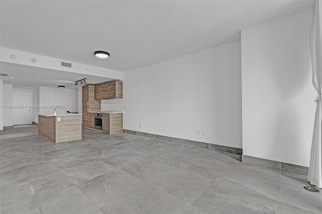Building Photo - 650 NE 32nd St