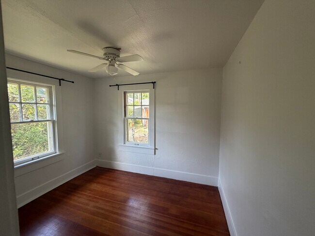 Building Photo - 1725 W 9th Pl