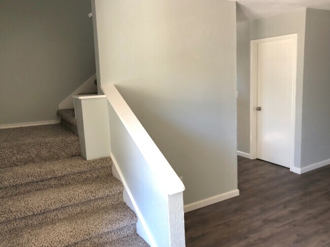 Building Photo - 3bed/1.5bath w/ Carport