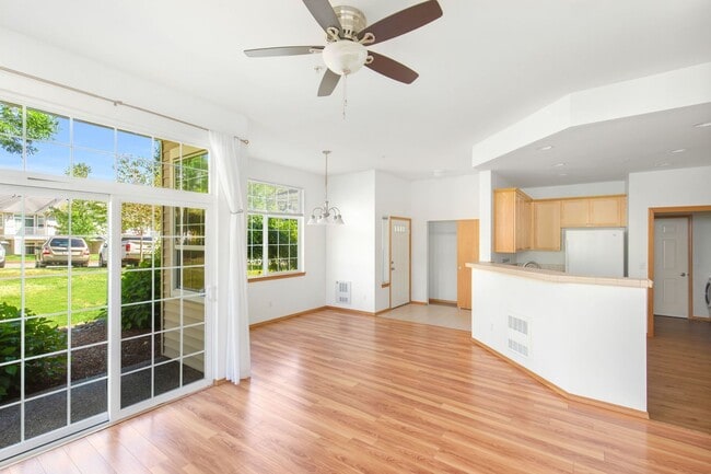 Building Photo - Ground Level Upgraded 2 Bedroom in Sterling Square!