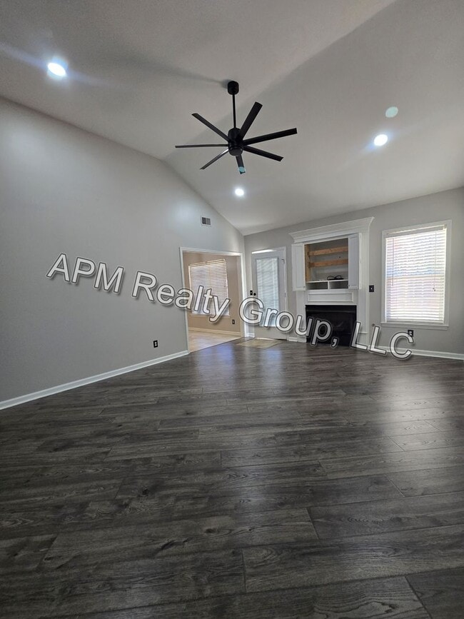 Building Photo - Private Country Feel Close to Downtown