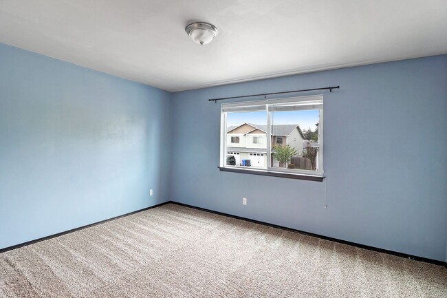 Building Photo - 3 Bed 2.5 Bath Townhome - A/C - Pet Friend...