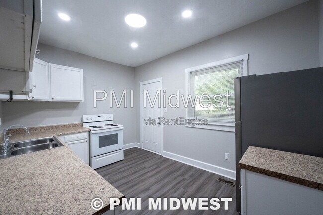 Building Photo - 411 W 40th St