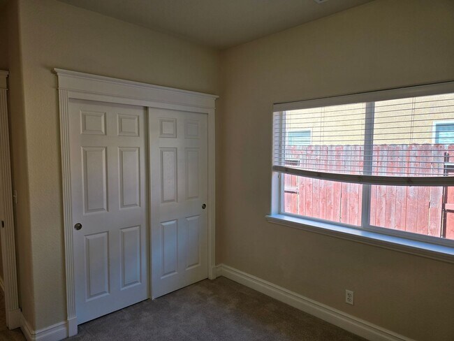 Building Photo - 105 Sterling Oaks Dr