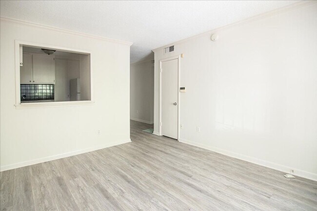 Primary Photo - Newly Updated 1/1 Condo 1 Mile From Downto...