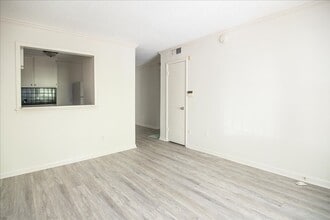 Building Photo - Newly Updated 1/1 Condo 1 Mile From Downto...