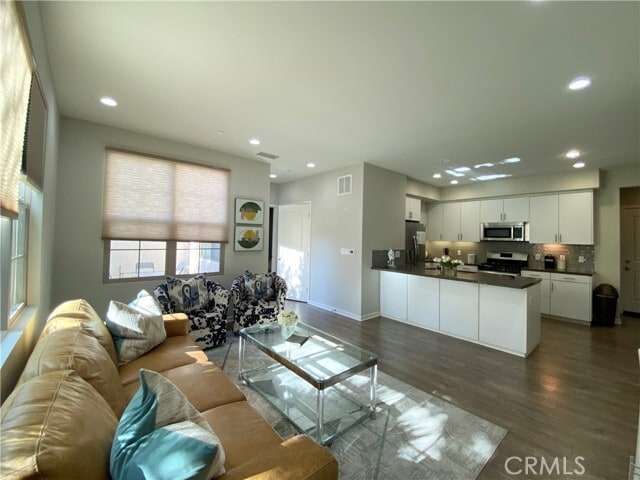 Building Photo - 57 Bronze Leaf